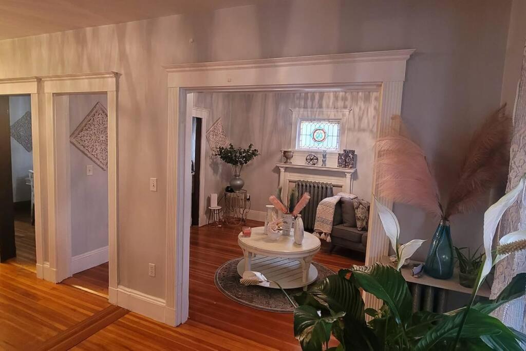 Modern Haven ,Your Stylish Retreat Boston Eksteriør bilde